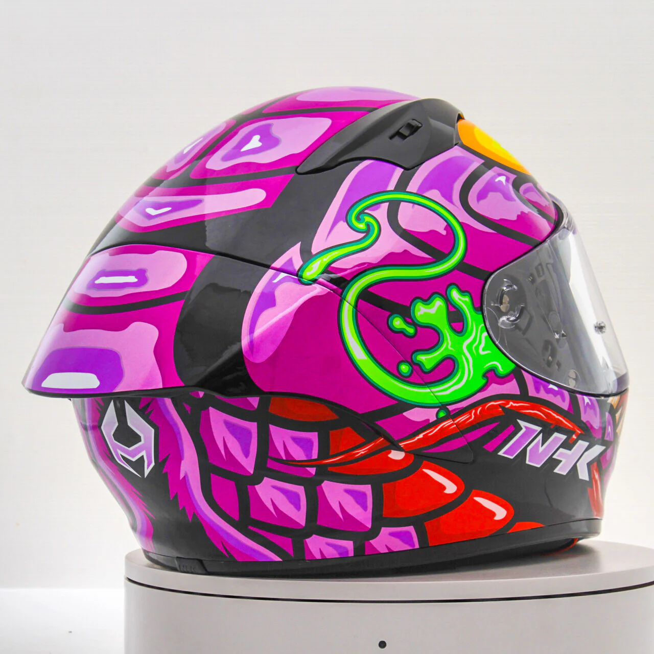 NHK GP-R Tech Race Helm Reptile Black/Pink - Image 7