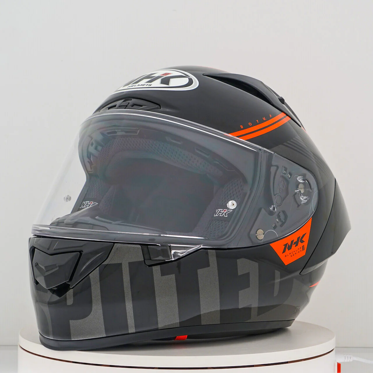 NHK GP-R Tech Race Helm Undisputed Black/Orange - Image 5